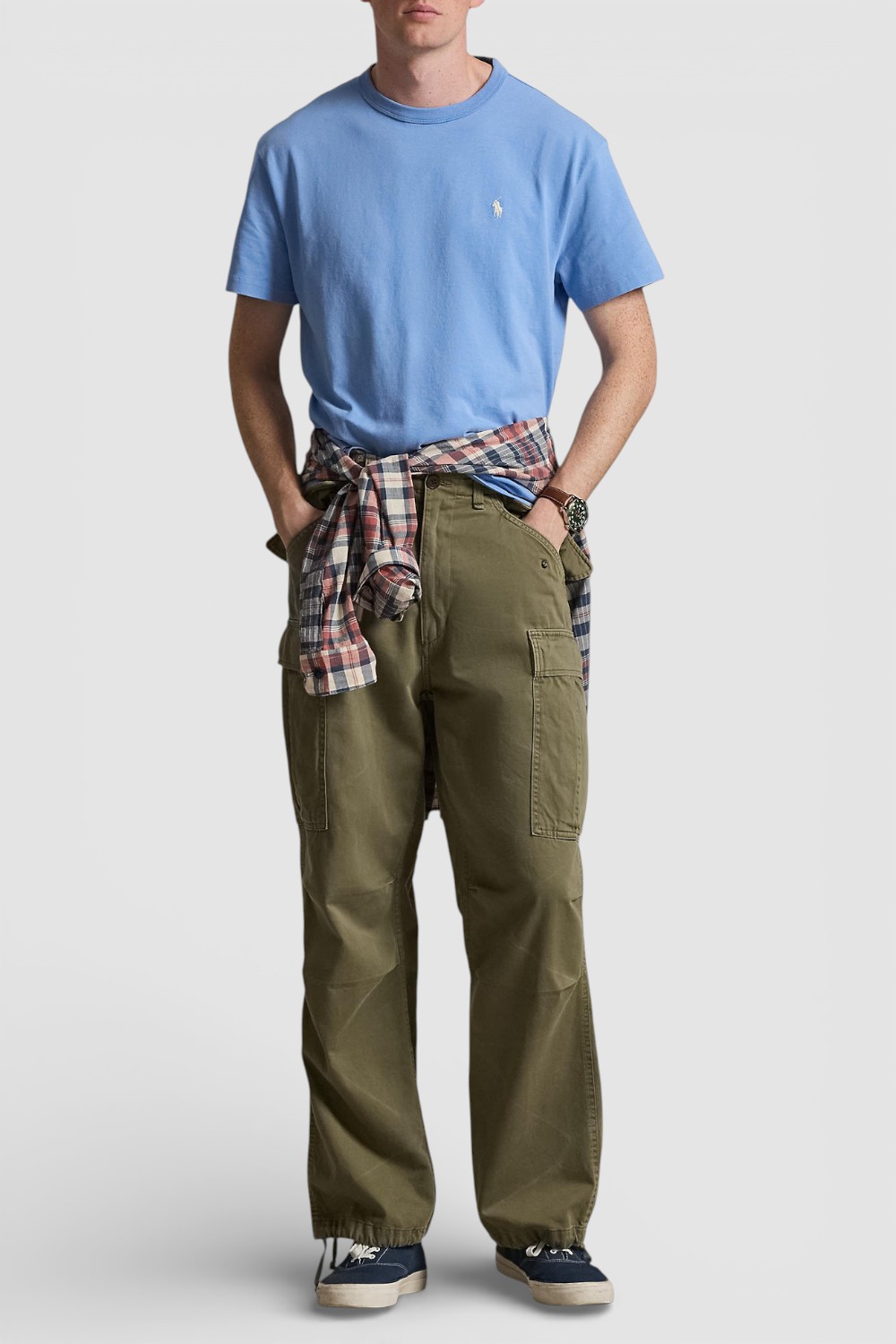 תמונת כל הלוק של חולצת טי